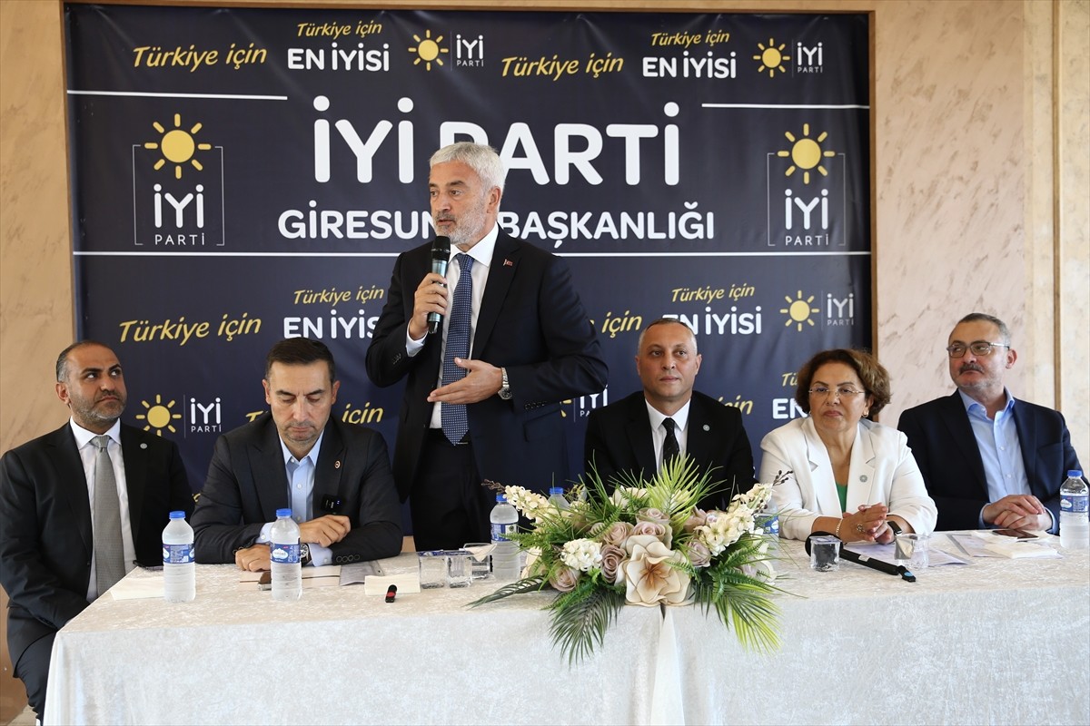 İYİ Parti Genel Başkan Yardımcısı Enver Yılmaz, Giresun'da basın toplantısı düzenledi. Yılmaz...