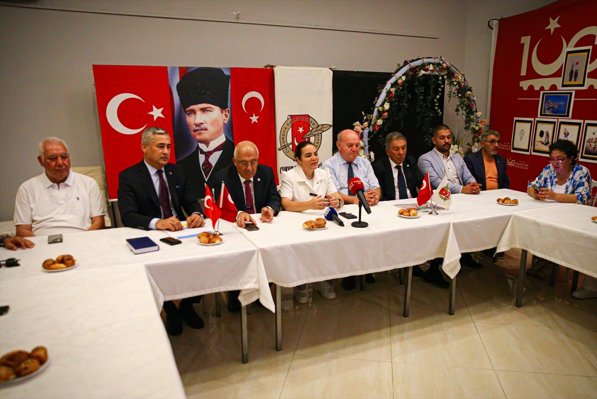 İYİ Parti Genel Başkan Yardımcısı ve Adana Milletvekili Ayyüce Türkeş Taş (sol 4), Adana'da...
