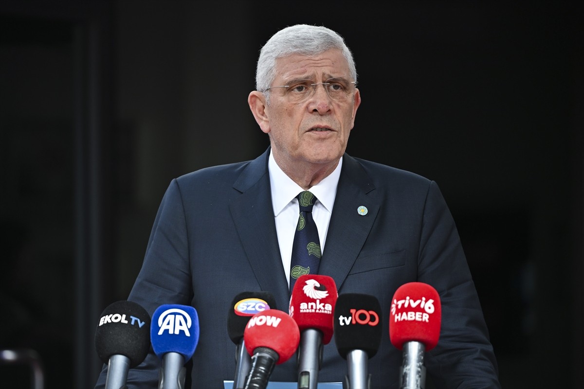 İYİ Parti Genel Başkanı Müsavat Dervişoğlu,  parti genel merkezindeki Başkanlık Divanı...