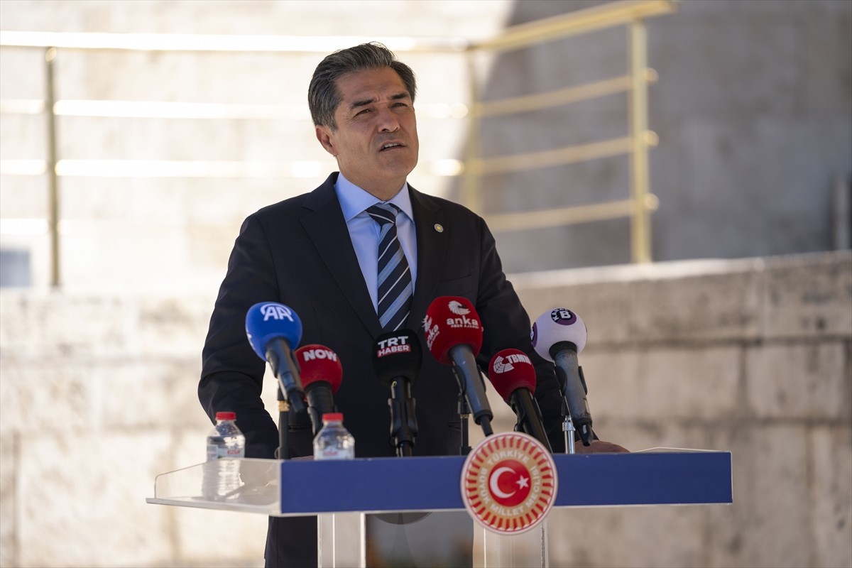 İYİ Parti Grup Başkanvekili Buğra Kavuncu, TBMM'de düzenlediği basın toplantısında gazetecilere...
