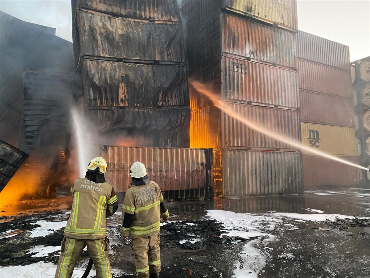 İzmir'de Aliağa Limanı'nın konteyner bölümünde çıkan yangın itfaiye ekiplerinin müdahalesiyle...
