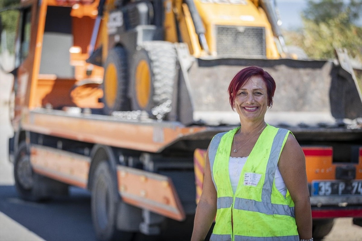 İzmir'de çekici operatörü olarak görev yapan 53 yaşındaki Munise Demirer, ağır vasıta araç...