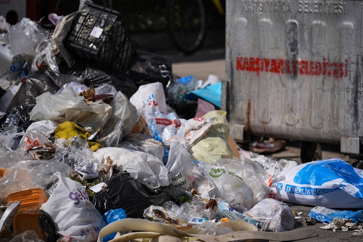 İzmir'de Karşıyaka Belediyesi iştiraki şirketlerde çalışan Genel-İş Sendikası 10 No'lu Şubesine...