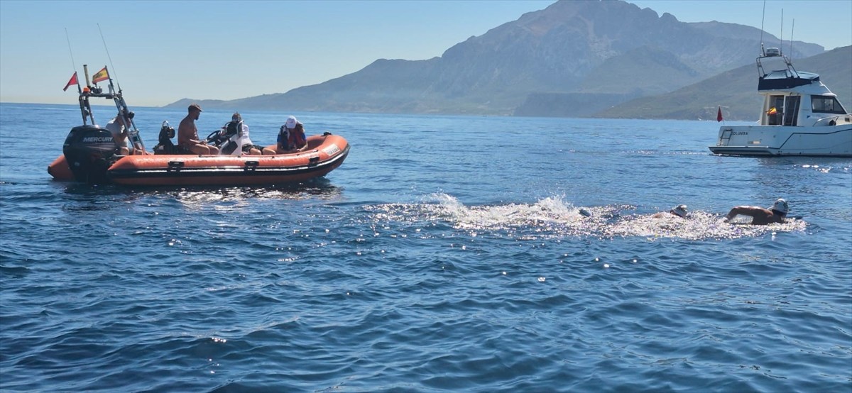 İzmir'de küçük yaşlarda yüzmeye başlayan 22 yaşındaki Tuna Tunca, 5 saat 32 dakika kulaç atarak...