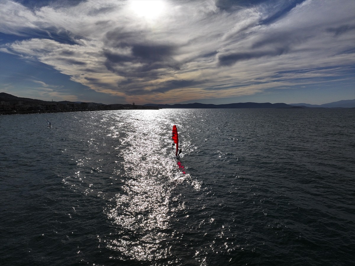 İzmir'de rüzgar sörfüne 2 yıl önce başlayan 12 yaşındaki Poyraz Yetimler, kısa sürede uluslararası...