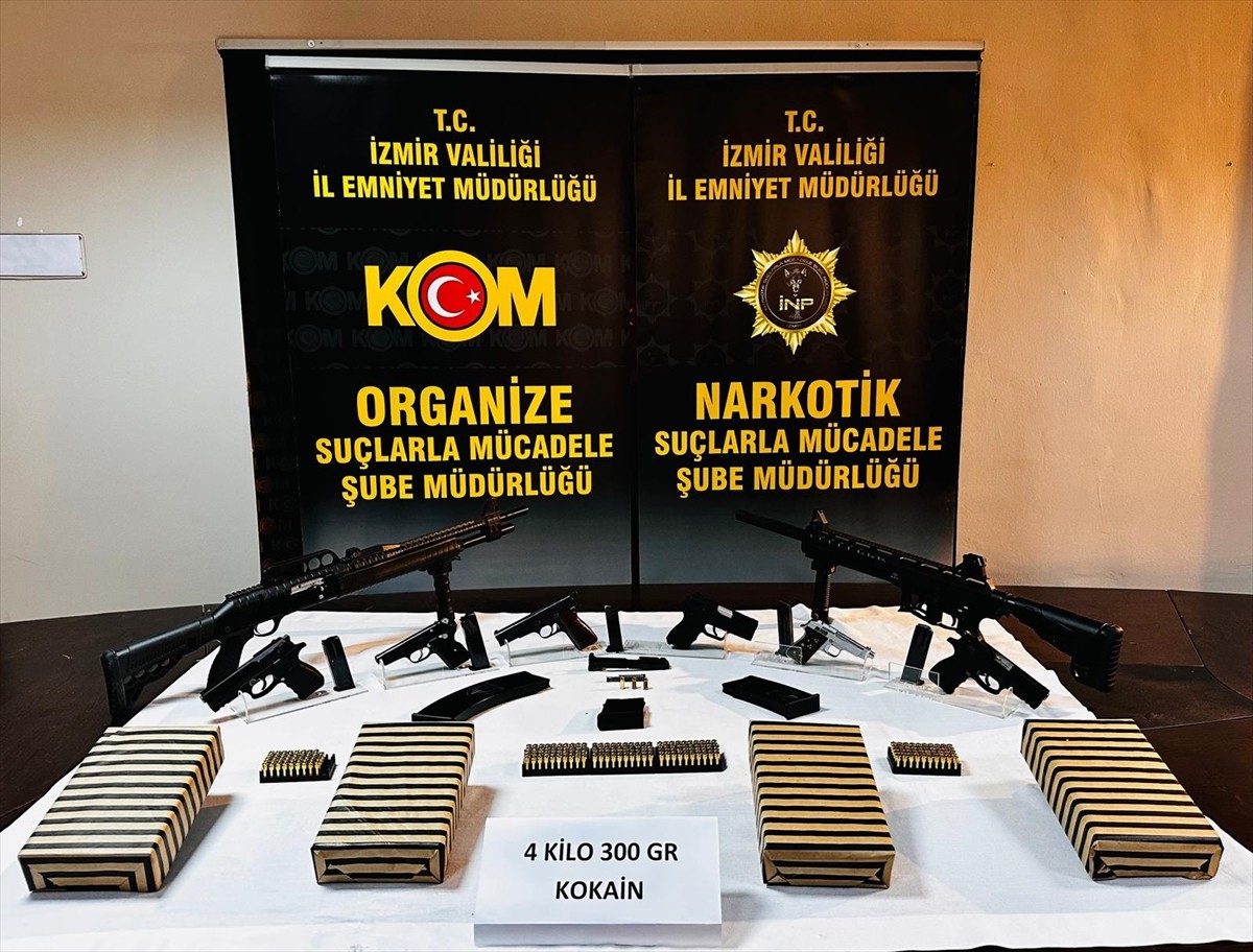 İzmir'in Aliağa, Dikili ve Menemen ilçelerinde düzenlenen silah kaçakçılığı ve uyuşturucu...