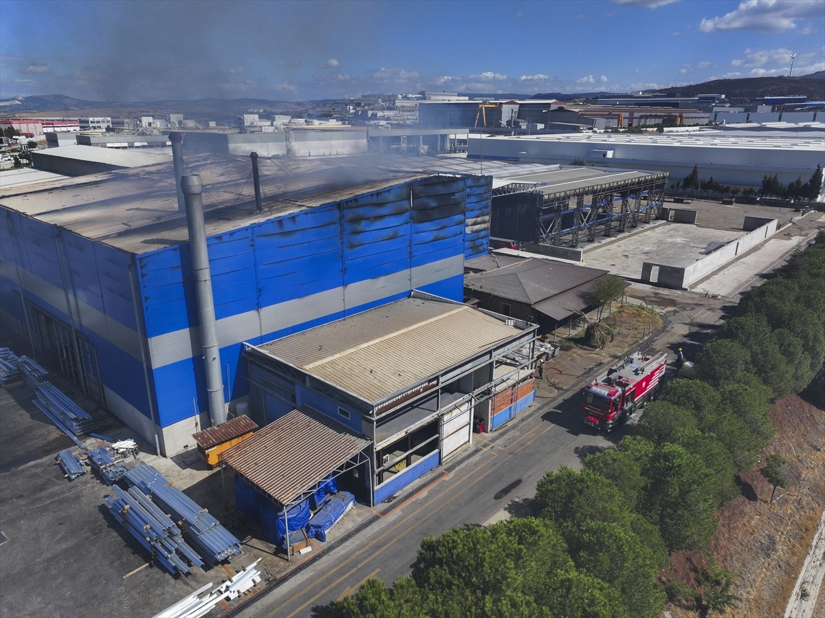 İzmir'in Aliağa ilçesinde çelik konstrüksiyon fabrikasında çıkan yangın itfaiye ekiplerinin...