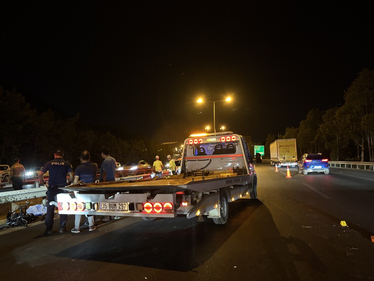 İzmir'in Balçova ilçesinde bariyere çarpan motosikletin sürücüsü hayatını kaybetti. Çevredeki...