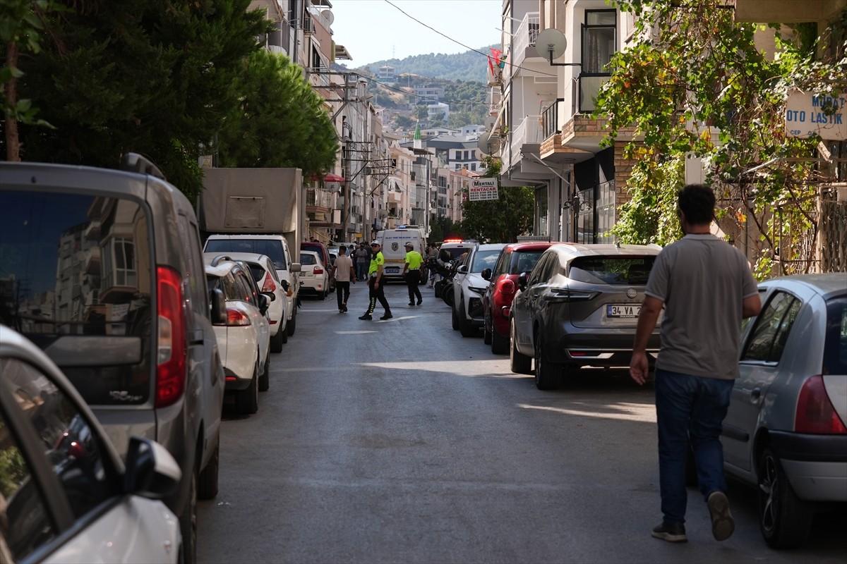 İzmir'in Balçova ilçesinde, polis merkezine yapılan silahlı saldırıda 2 polis şehit oldu, 1 polis...
