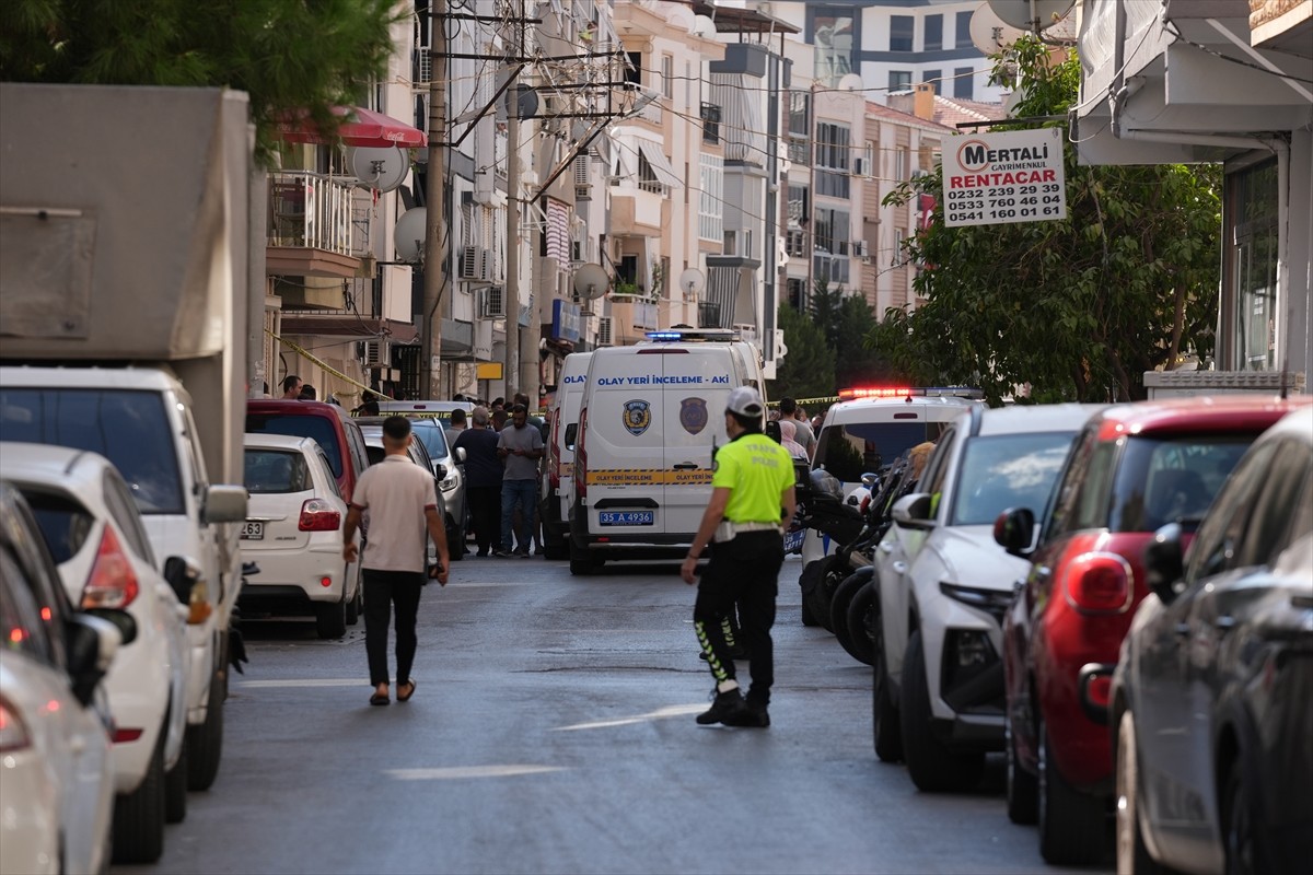 İzmir'in Balçova ilçesinde, polis merkezine yapılan silahlı saldırıda 2 polis şehit oldu, 1 polis...