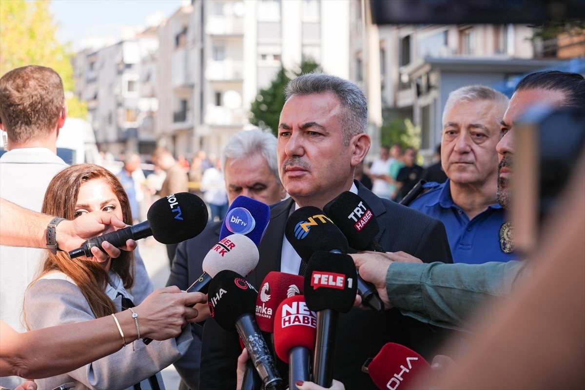 İzmir'in Balçova ilçesinde, polis merkezine yapılan silahlı saldırıda 2 polis şehit oldu. İzmir...