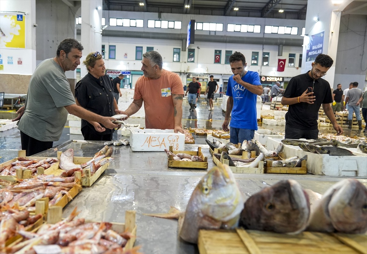 İzmir'in Buca ilçesindeki su ürünleri halinde babasının vefatının ardından işin başına geçen Deniz...