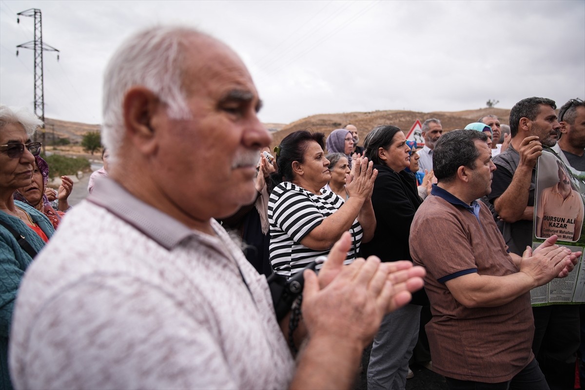 İzmir'in Çiğli ilçesinde yaşayan bir grup vatandaş, kent genelindeki çöplerin depolandığı alana...