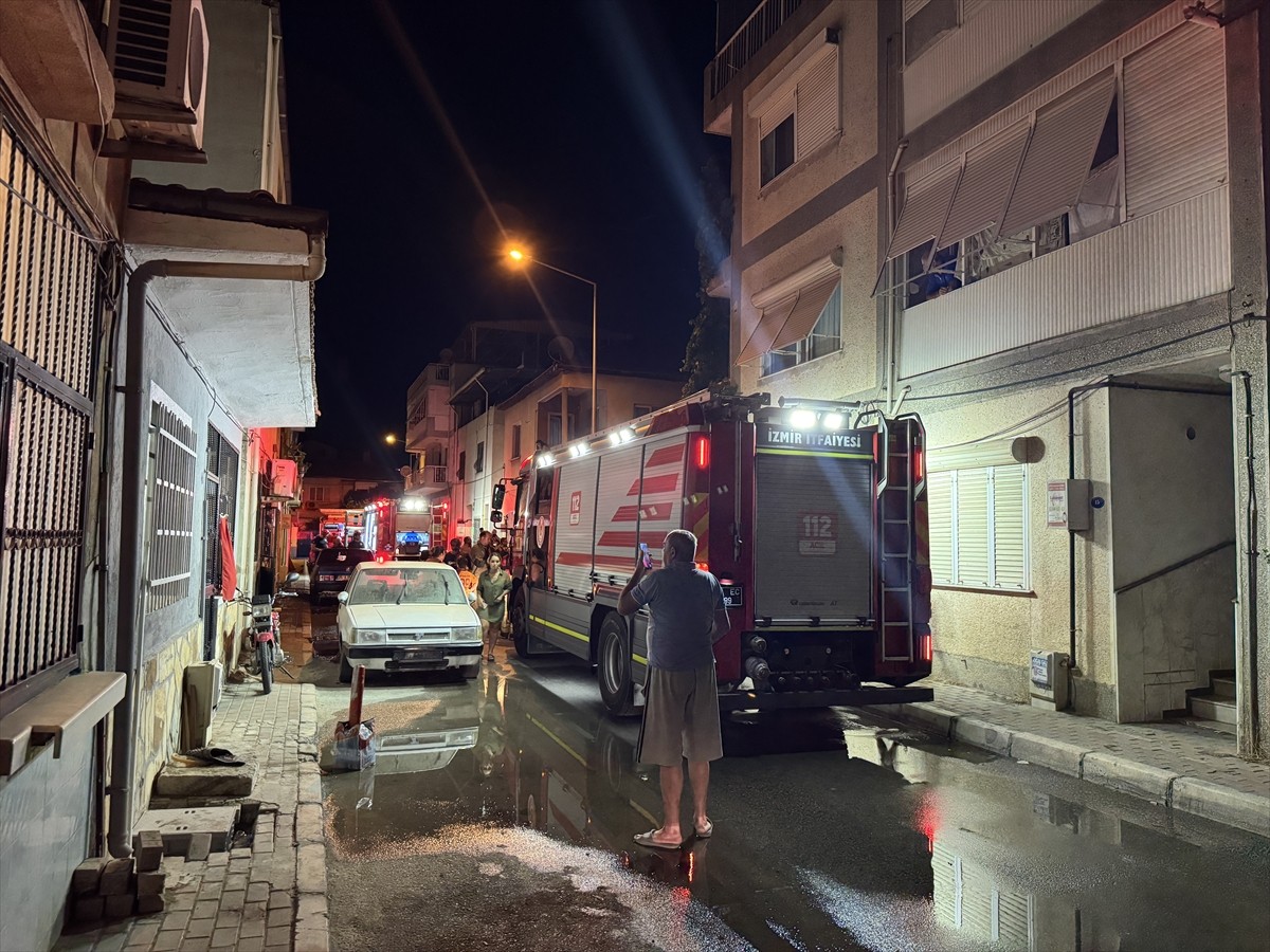 İzmir'in Çiğli ilçesindeki bir evde çıkan yangın itfaiye ekiplerince söndürüldü.