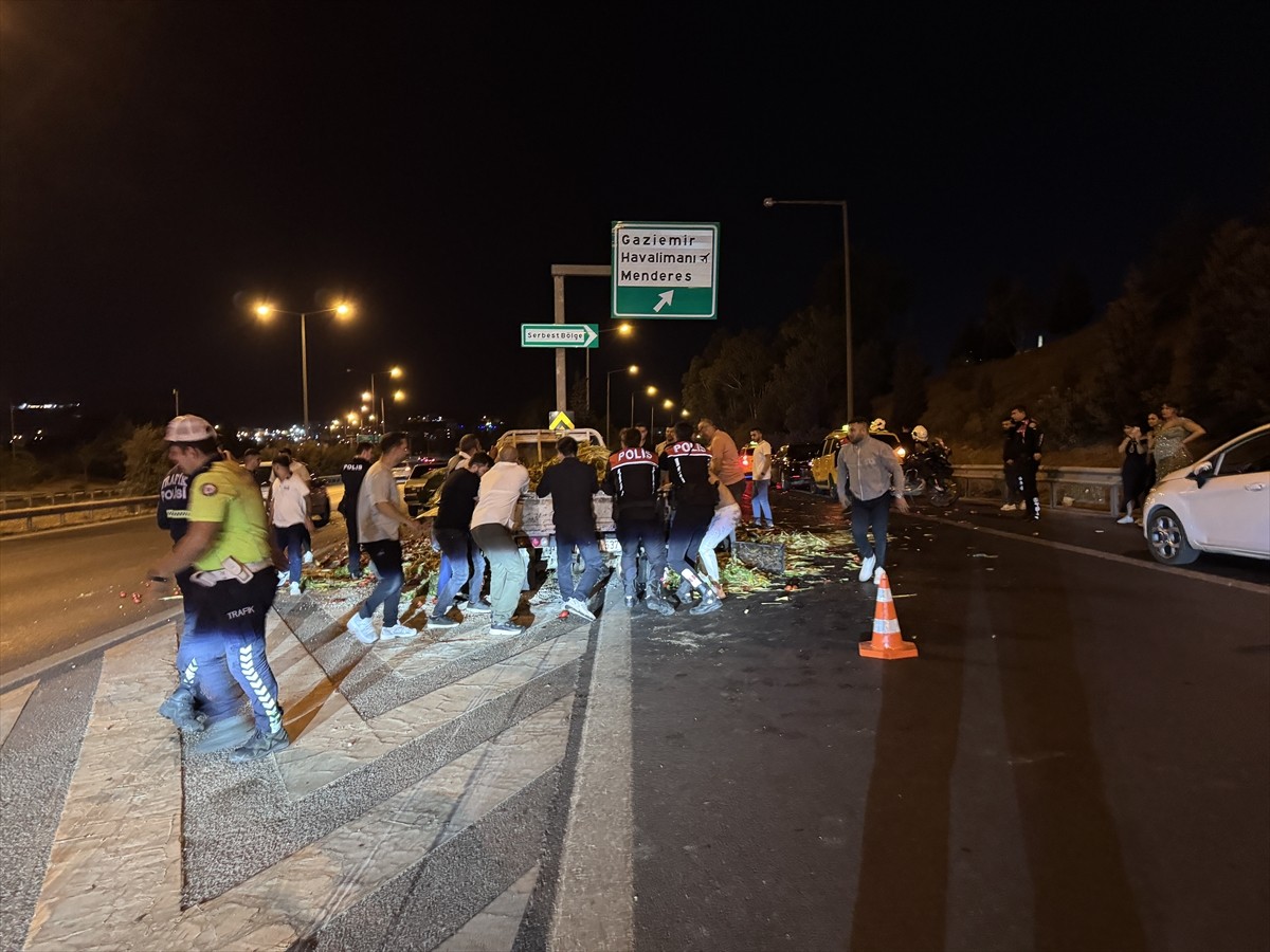 İzmir'in Gaziemir ilçesinde otoyol ayrımındaki bariyerlere çarpan kamyonette sıkışan 3 kişiyi...