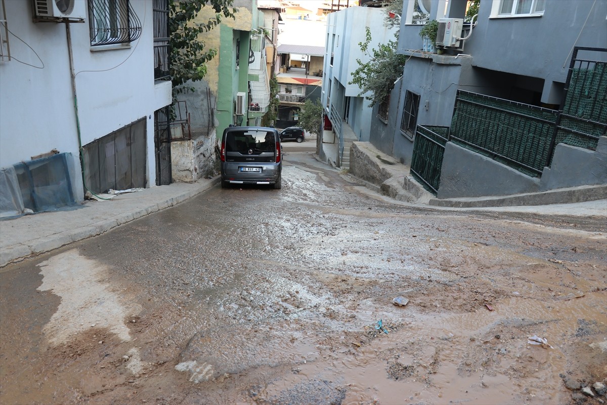 İzmir'in Karabağlar ilçesinde patlayan su borusunun onarılmaması nedeniyle 15 gündür suyun boşa...