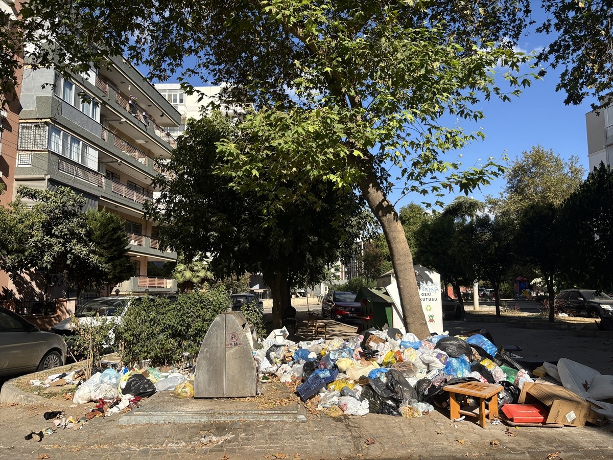 İzmir'in Karşıyaka ilçesinde yaşayanlar, çöplerin toplanmaması nedeniyle oluşan kirlilik ve kötü...