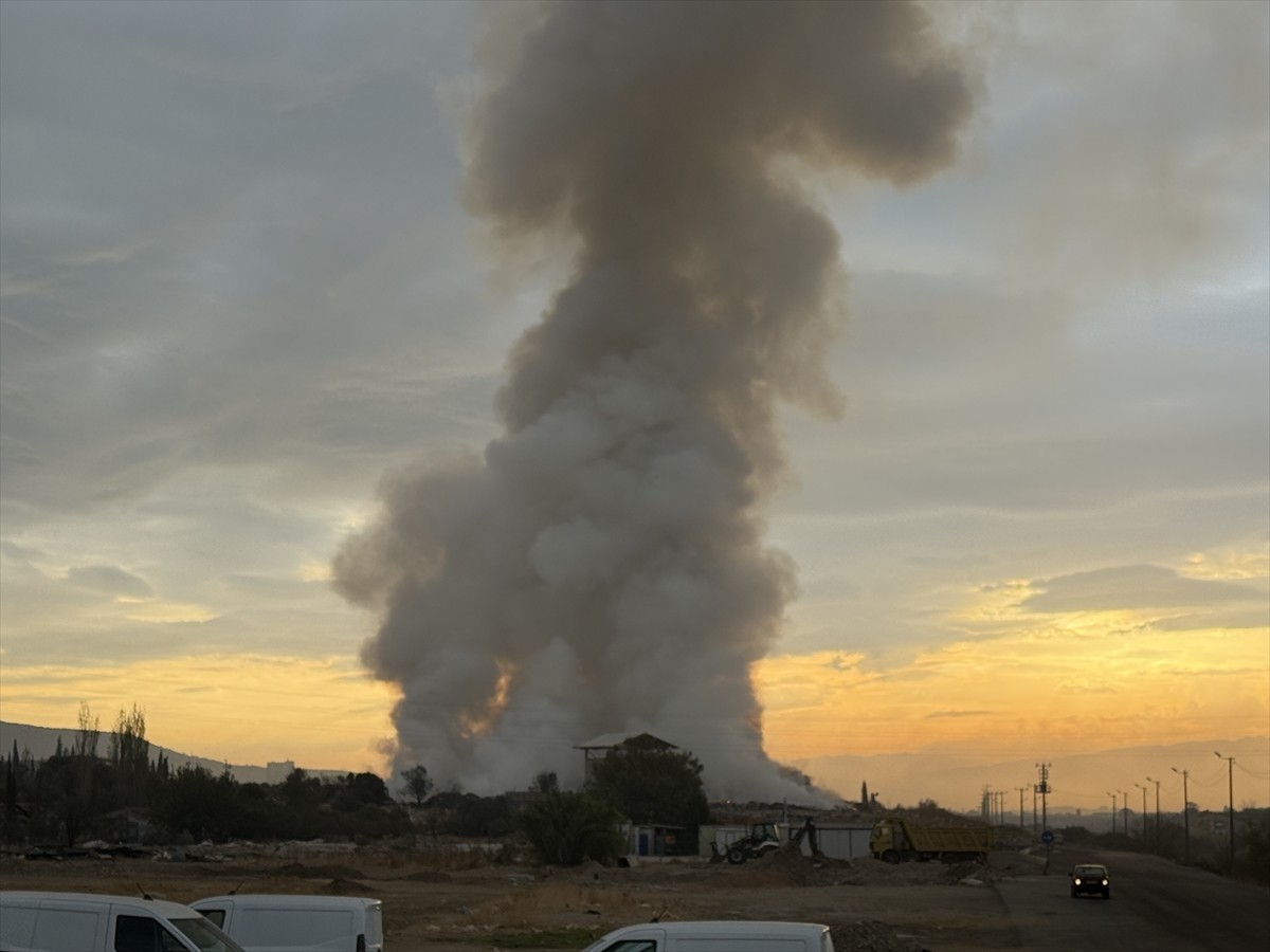 İzmir'in Kemalpaşa ilçesinde, katı atık toplama merkezine götürülecek çöplerin toplandığı alanda...