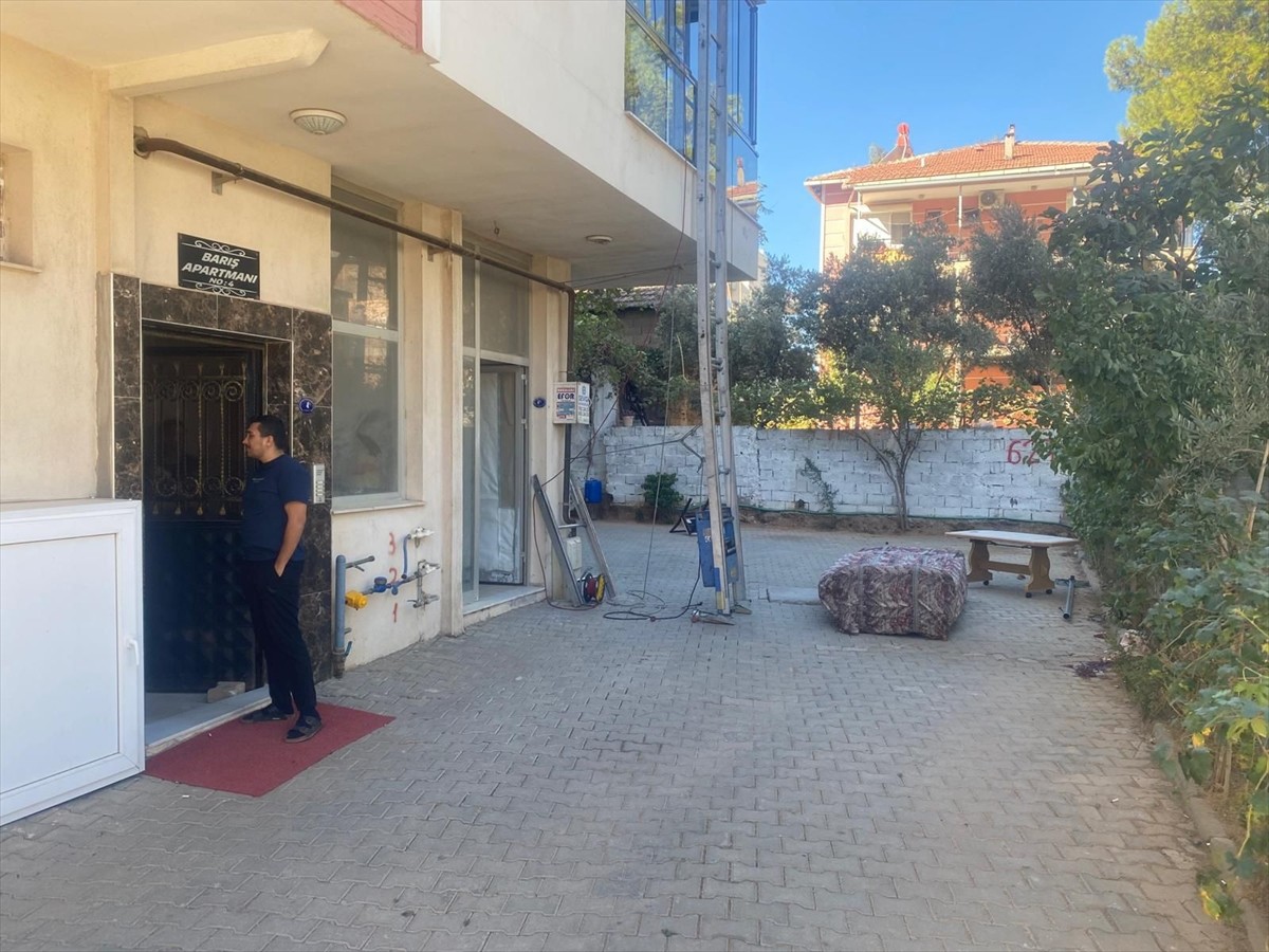 İzmir'in Menderes ilçesinde taşınma sırasında nakliye asansöründen düşen koltuğun altında kalan 9...