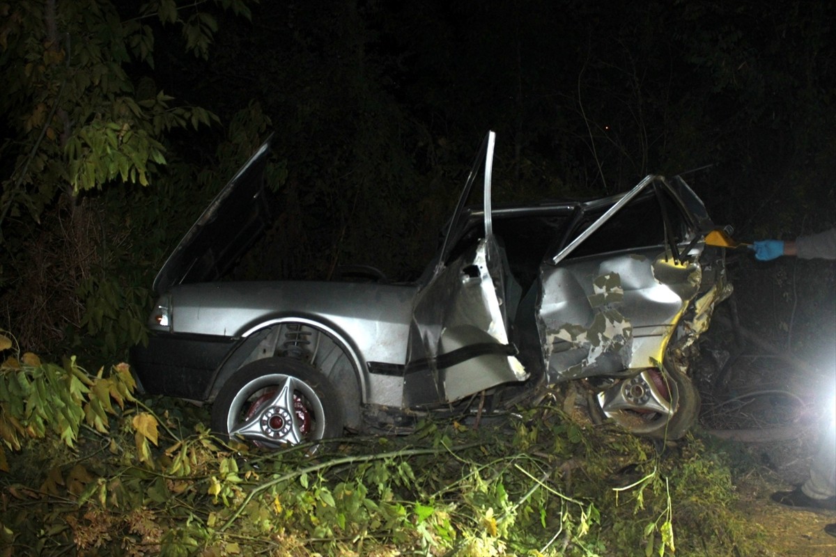 İzmir'in Ödemiş ilçesinde kamyonet ile otomobilin çarpışması sonucu 1 kişi öldü, 8 kişi...