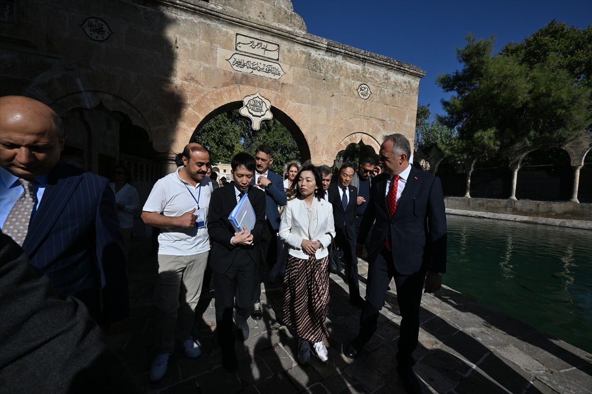 Japonya Altes Prensesi Akiko Mikasa (sağ 2), Şanlıurfa'da tarihi Balıklıgöl Yerleşkesi'ni ziyaret...