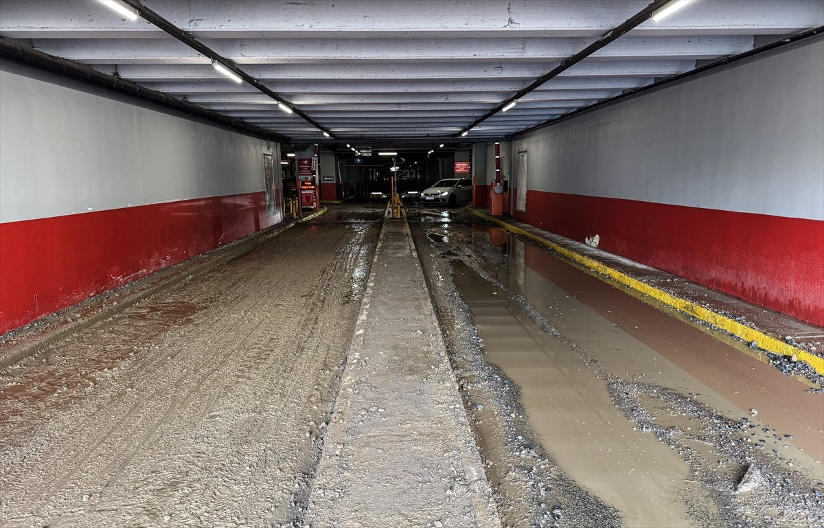Kadıköy'de, İstanbul Su ve Kanalizasyon İdaresine (İSKİ) ait şantiyedeki borunun patlaması...