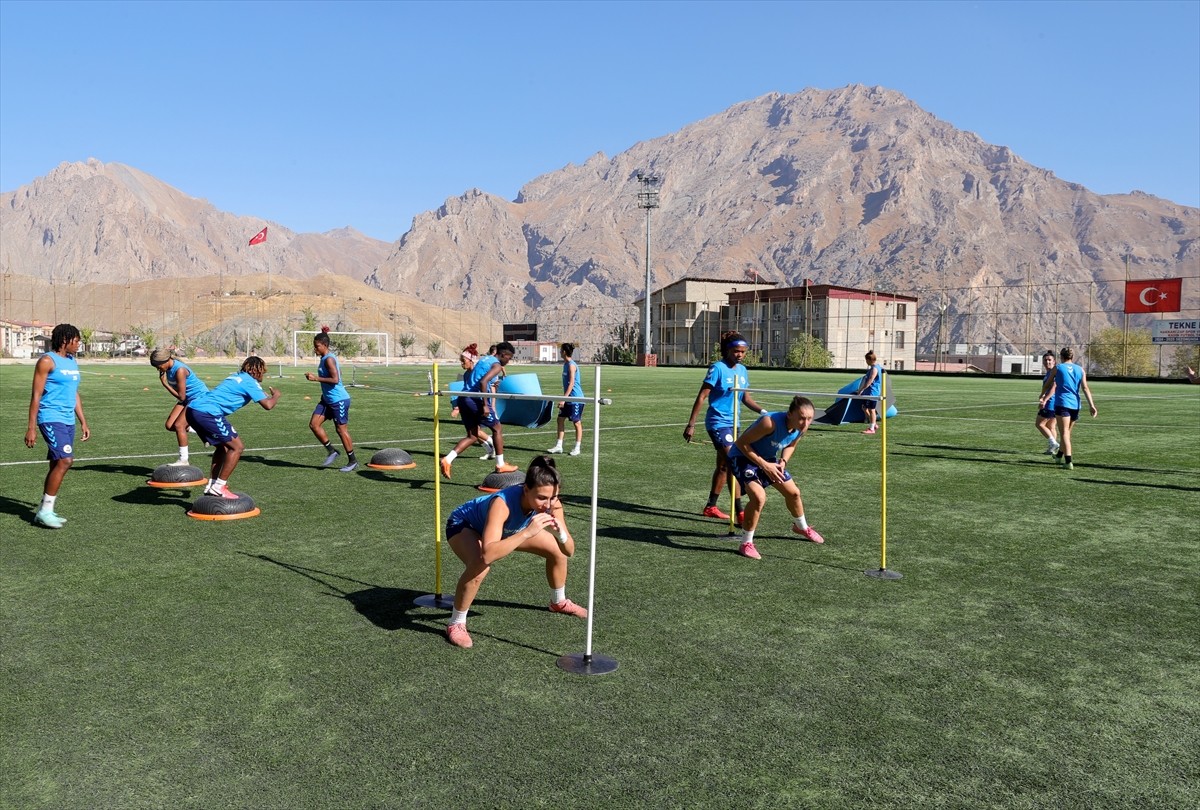 Kadrosunu büyük ölçüde koruyan Turkcell Kadın Futbol Ligi ekiplerinden Hakkarigücü, transfer...