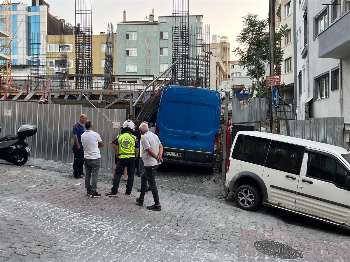 Kağıthane'de freni boşalan panelvan, bir araca çarptıktan sonra inşaat alanına girdi.