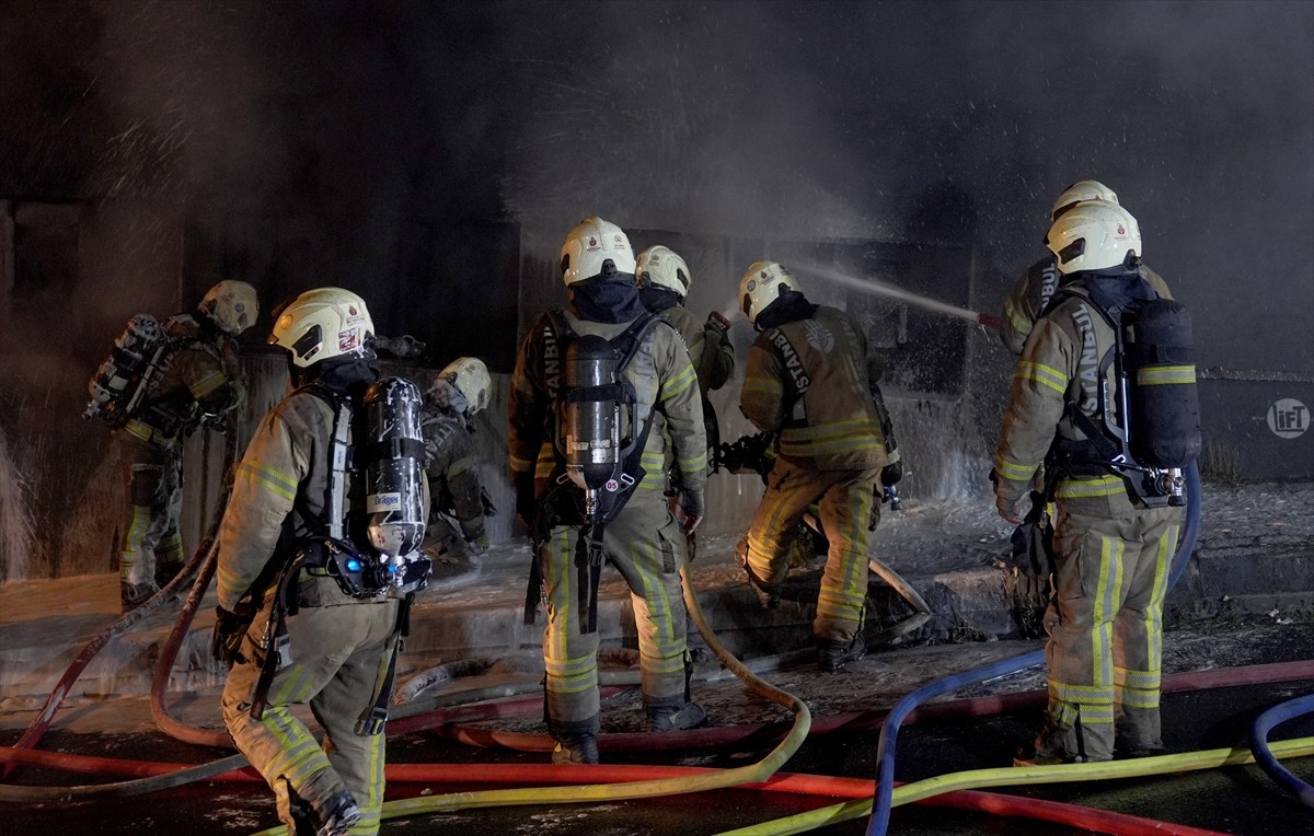Kağıthane’de 5 katlı bir iş yerinin giriş katında çıkan yangın itfaiye ekiplerince söndürüldü....