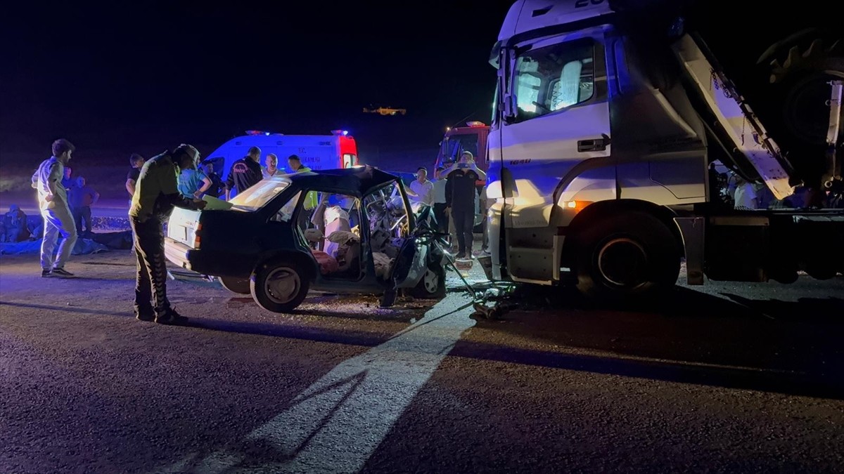 Kahramanmaraş'ın Afşin ilçesinde tır ile otomobilin çarpışması sonucu 3 kişi hayatını...