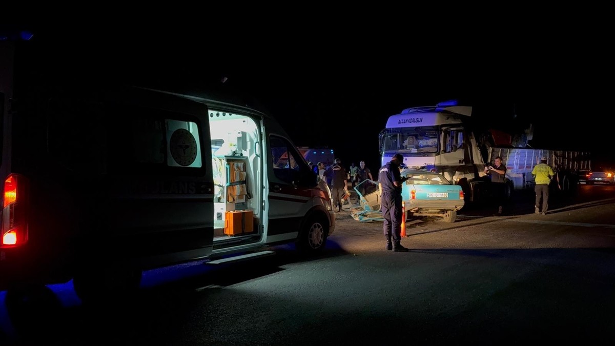 Kahramanmaraş'ın Afşin ilçesinde tır ile otomobilin çarpışması sonucu 3 kişi hayatını...