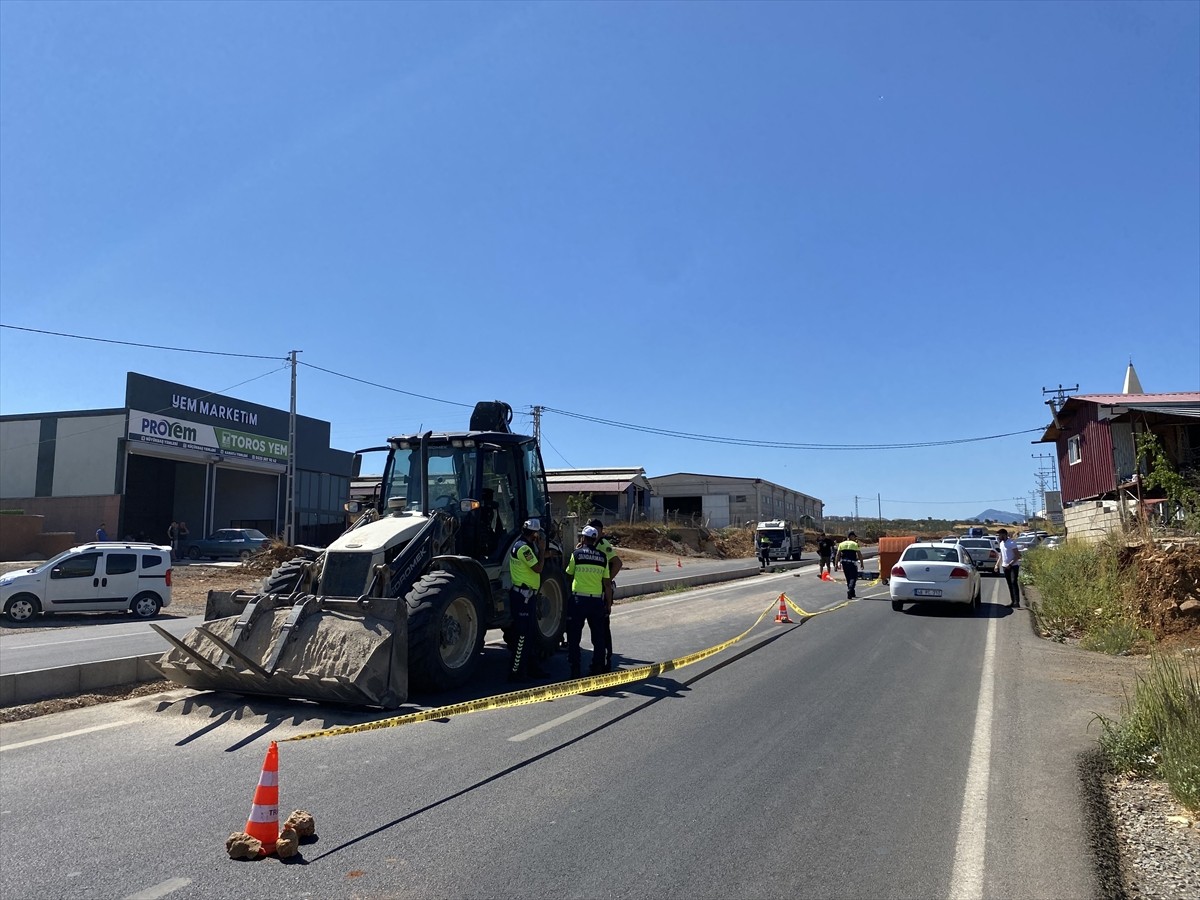 Kahramanmaraş'ın Onikişubat ilçesinde iş makinesinin çarptığı kardeşlerden biri hayatını kaybetti...