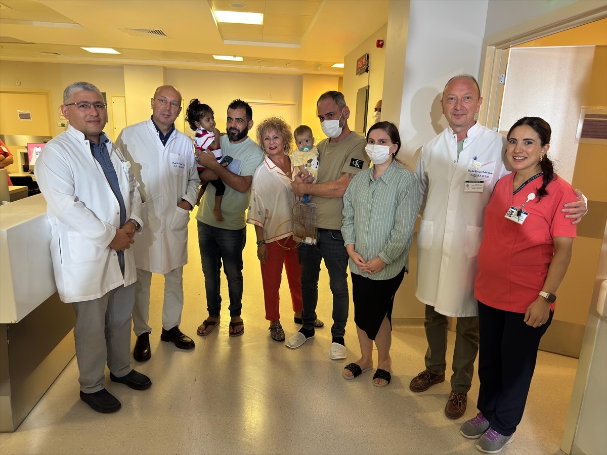 Karaciğer nakli için ülkelerinden İzmir'e gelen yabancı uyruklu 2 bebek, anne ve babalarından...