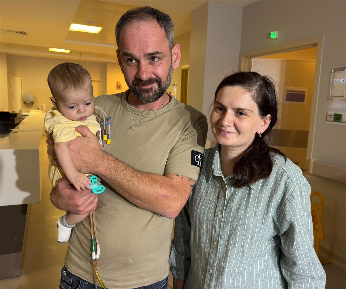 Karaciğer nakli için ülkelerinden İzmir'e gelen yabancı uyruklu 2 bebek, anne ve babalarından...