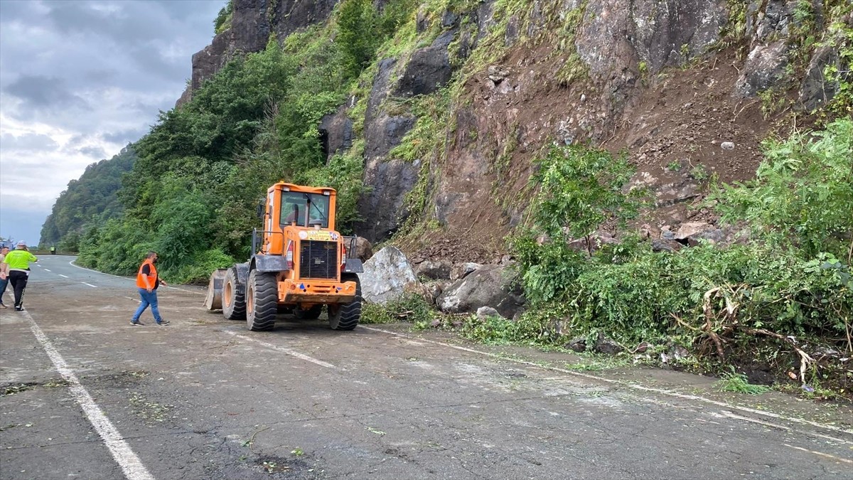 Karadeniz Sahil Yolu'nun Artvin'in Kemalpaşa ile Hopa ilçeleri arasındaki bölümünde heyelan...