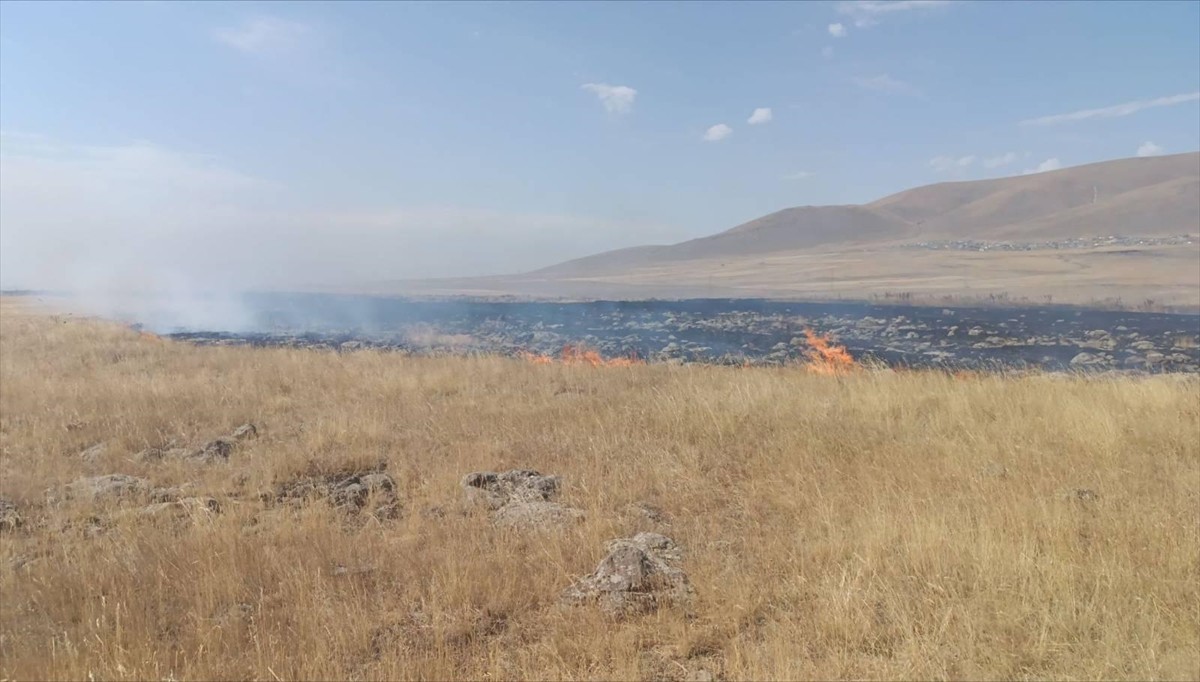 Kars'ta çıkan anız yangını itfaiye ekiplerinin müdahalesiyle söndürüldü. Rüzgarın da etkisiyle...