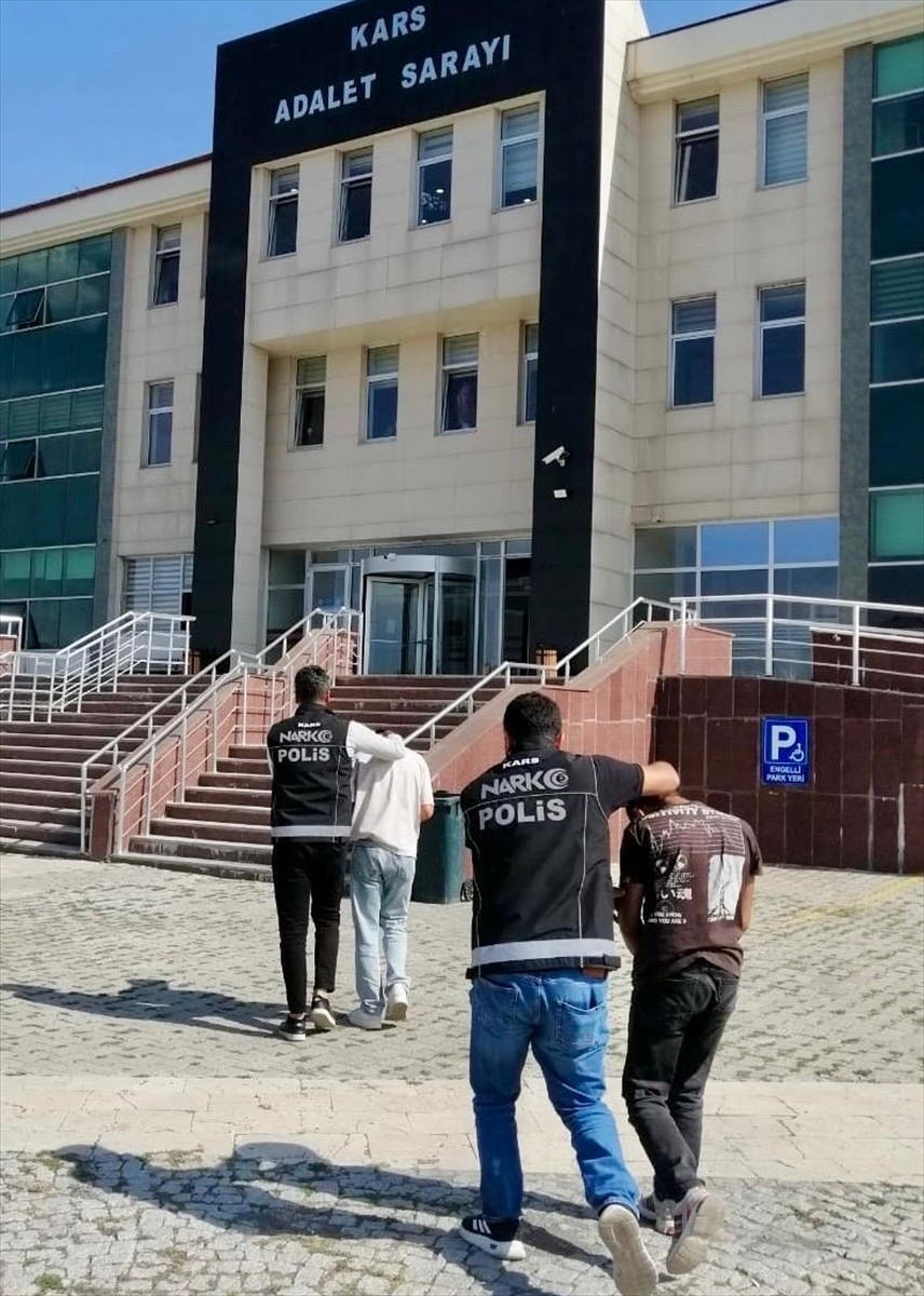 Kars'ta sokak satıcılarına yönelik uyuşturucu operasyonlarında gözaltına alınan 2 zanlı...