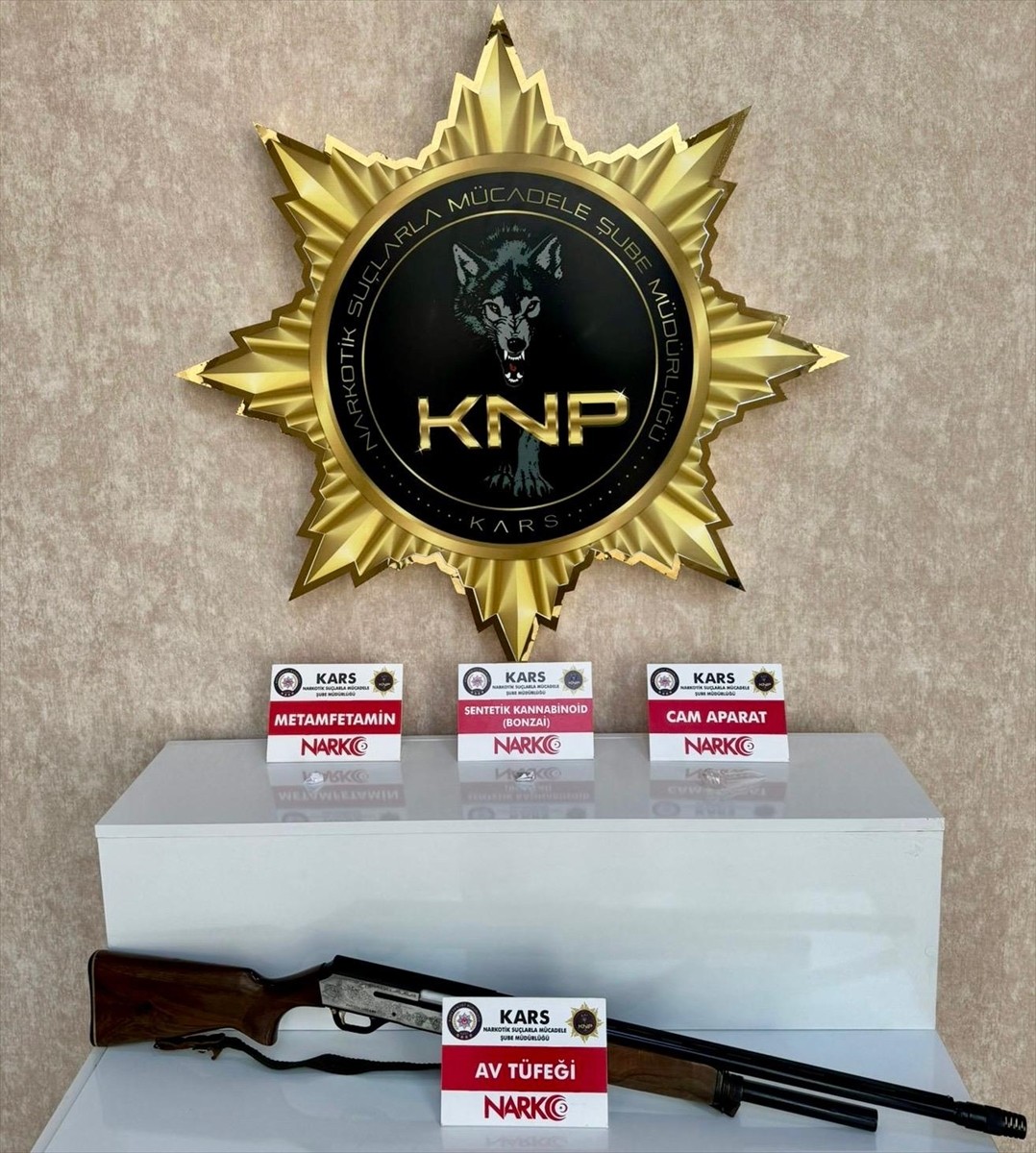 Kars'ta sokak satıcılarına yönelik uyuşturucu operasyonlarında gözaltına alınan 2 zanlı...