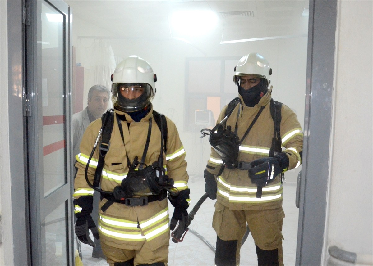 Kars'taki Sarıkamış Devlet Hastanesi'nde yangın tatbikatı gerçekleştirildi. Senaryo gereği 3 gün...