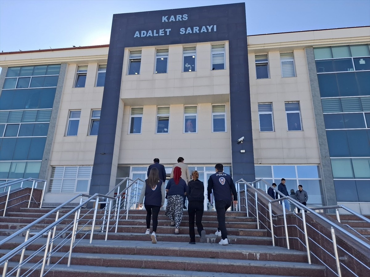 Kars’ta, başkasına ait banka kartları ve mobil bankacılığı kullanarak dolandırıcılık yaptıkları...