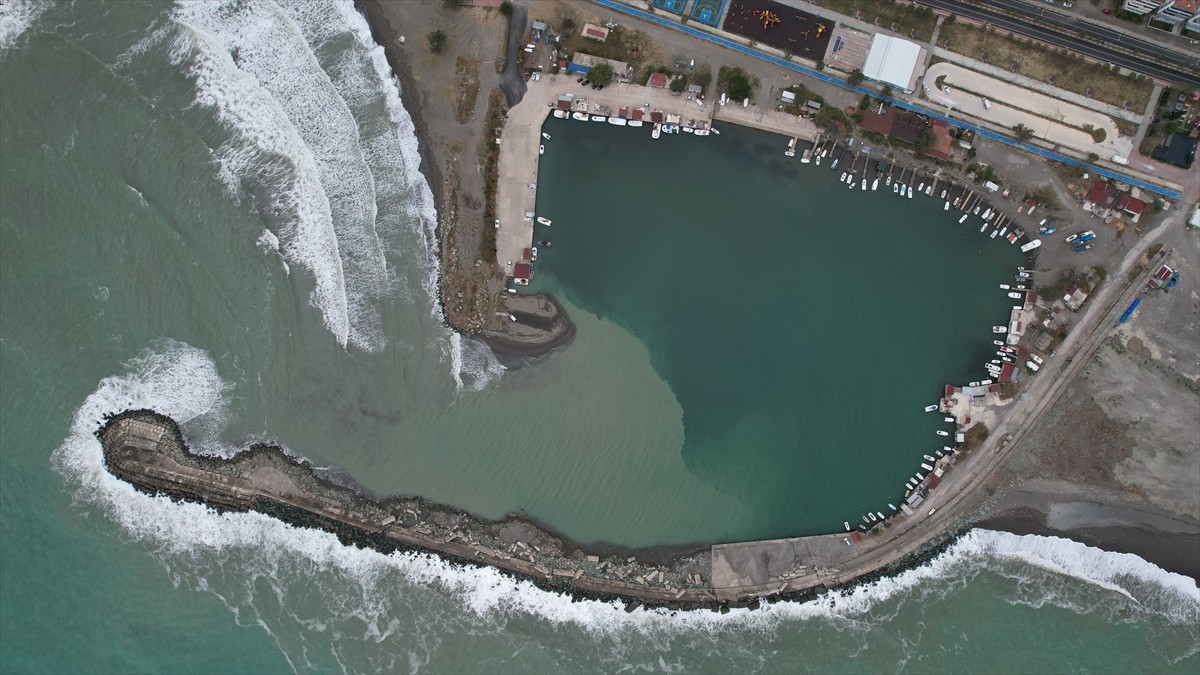 Kastamonu'nun Abana ilçesinde balıkçılar, Karadeniz'deki fırtına nedeniyle avlanmaya...