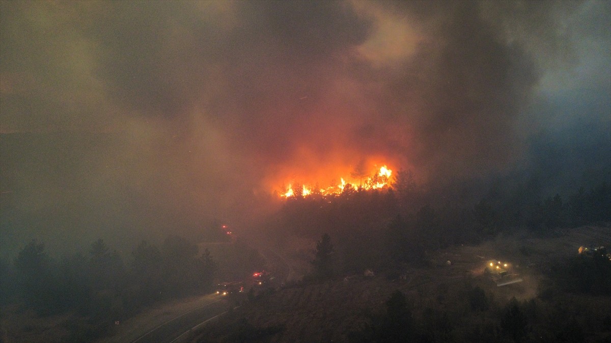Kastamonu'nun Araç ilçesi Karabük sınırında ormanlık alanda yangın çıktı. Akgeçit köyü Karasu...