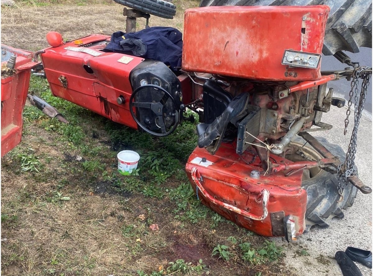 Kastamonu'nun Azdavay ilçesinde devrilen traktörün altında kalan sürücü ağır yaralandı.