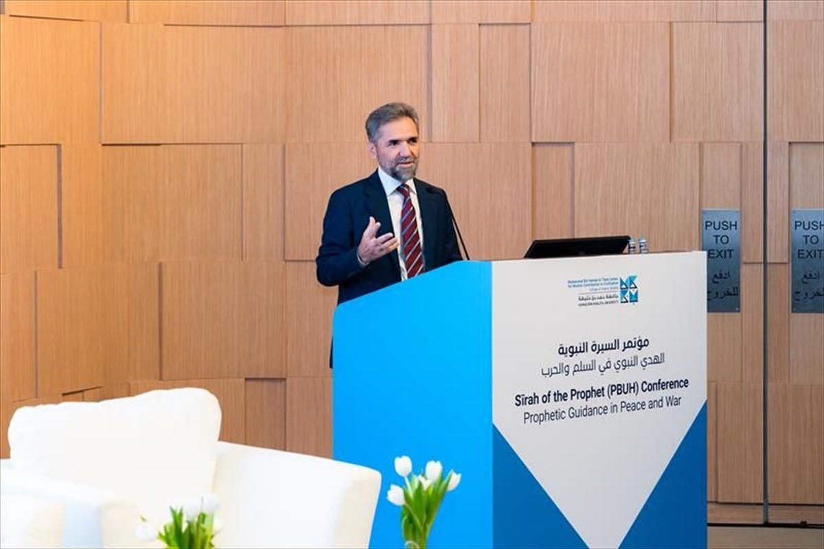 Katar'ın başkenti Doha'da düzenlenen "Savaşta ve Barışta Nebevî Rehberlik" konferansında, Hazreti...