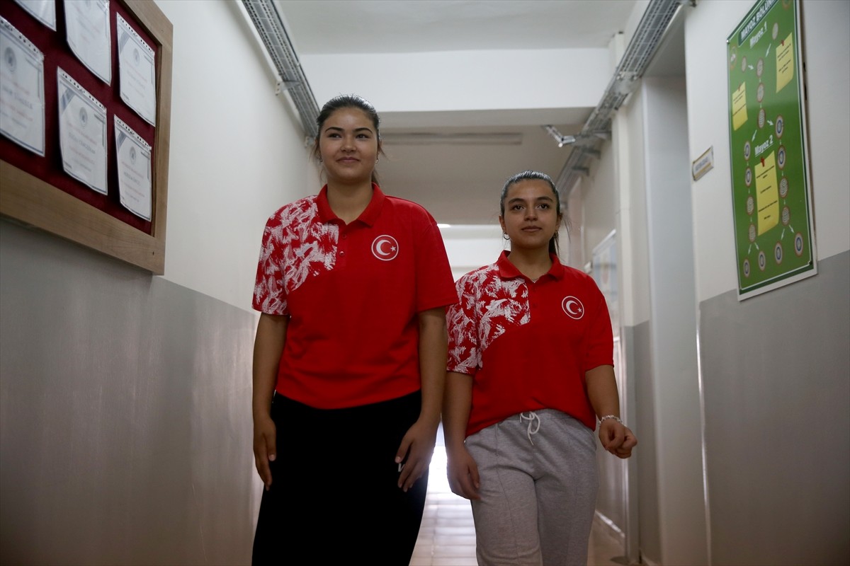 Kayseri'de beden eğitimi öğretmenlerinin yönlendirmesi ile okul sıralarında bilek güreşine...