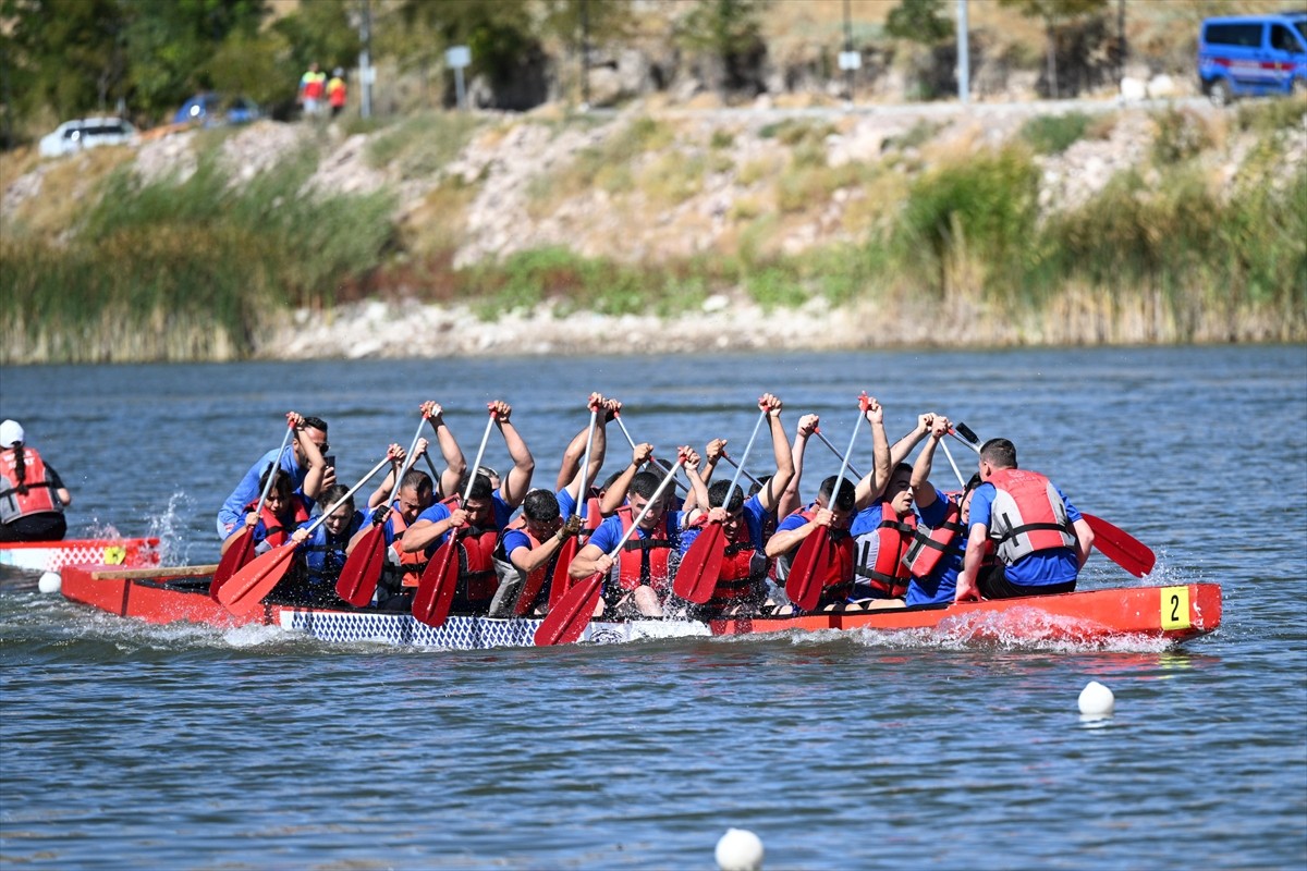 Kayseri'de İncesu Barajı'ndaki Dragon Festivali, seri yarışlarla başladı. Organizasyonda 40...