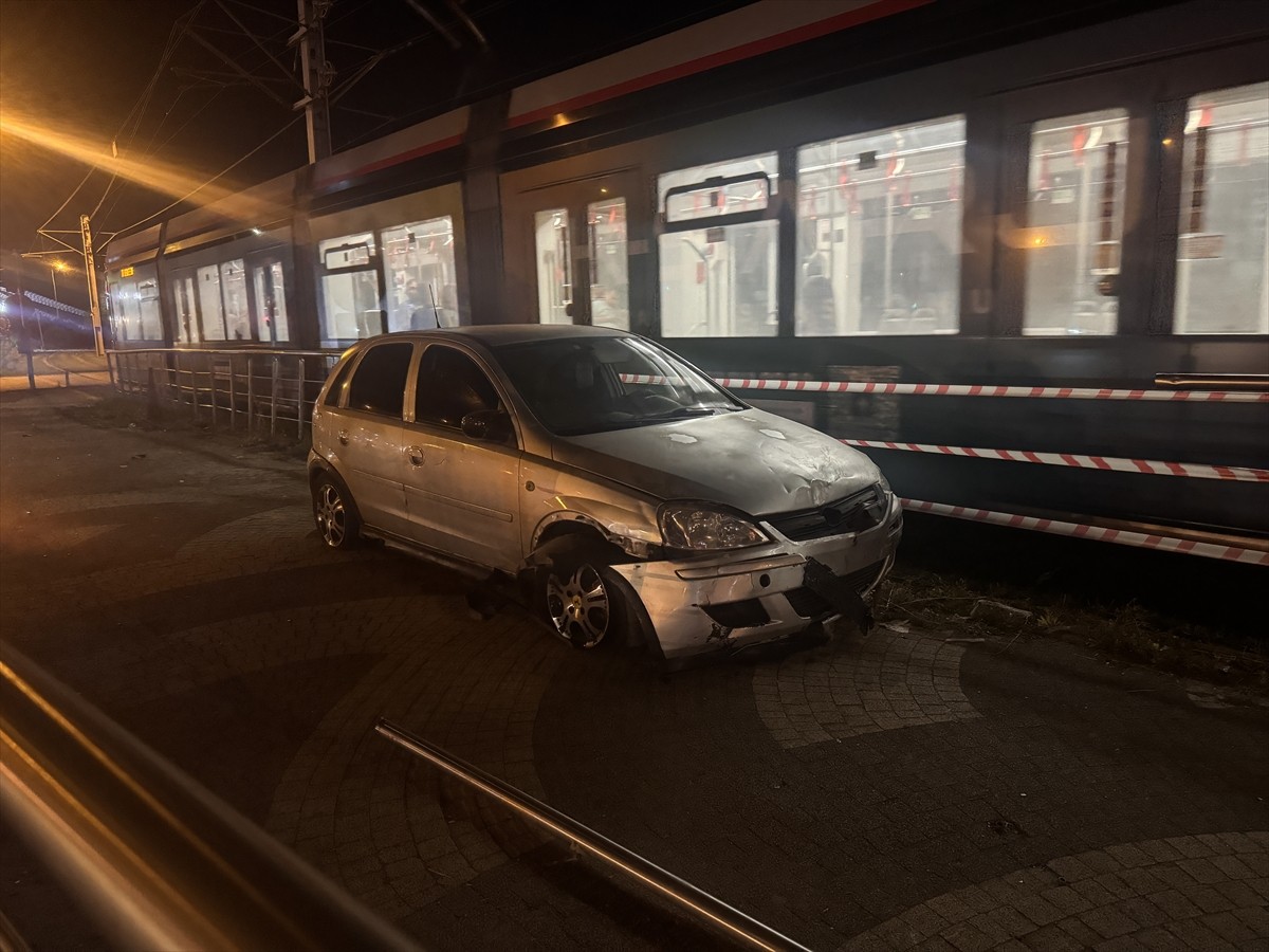Kayseri'de tramvay yoluna giren otomobilin alkollü sürücüsünün ehliyetine polis ekiplerince el...