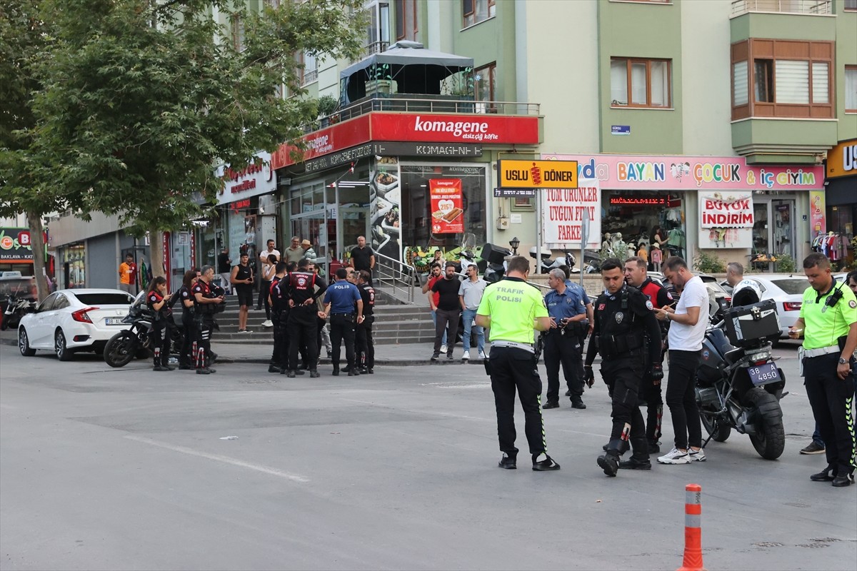 Kayseri'nin merkez Talas ilçesinde devrilen motosikletteki 2 yunus polisi yaralandı. Polis kaza...