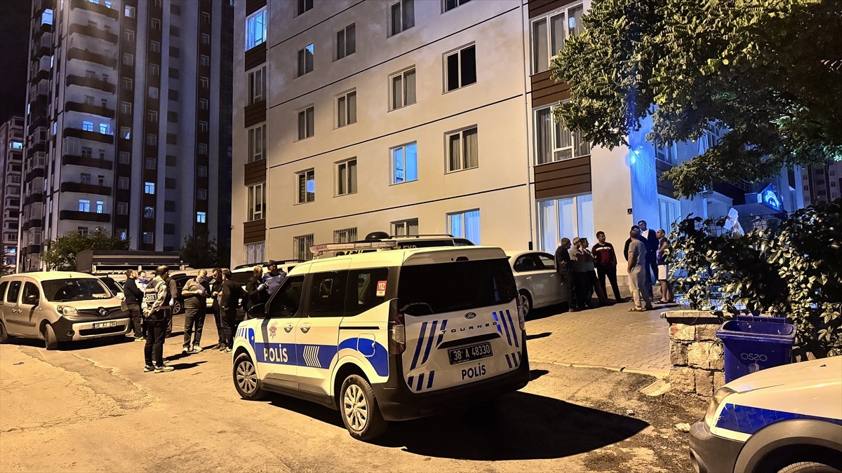 Kayseri'nin Talas ilçesinde 12 yaşındaki çocuğun bıçakladığı üvey baba ağır yaralandı. İhbar...