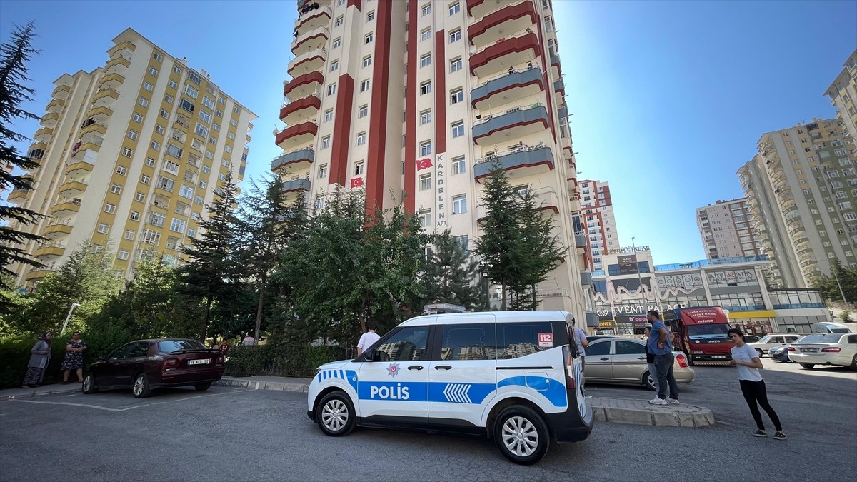 Kayseri'nin Talas ilçesinde tartıştığı kişi tarafından bıçakla yaralanan apartman görevlisi...